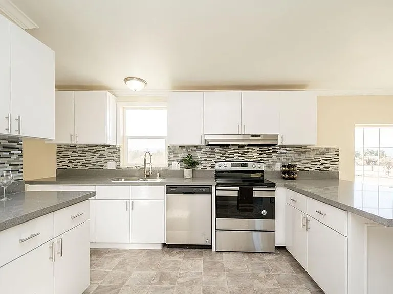 521 W Shady Ln — Photo 4