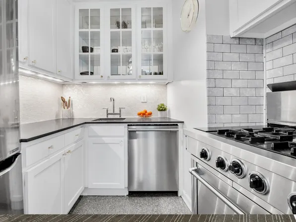 116 Pinehurst Avenue image 4 of 17