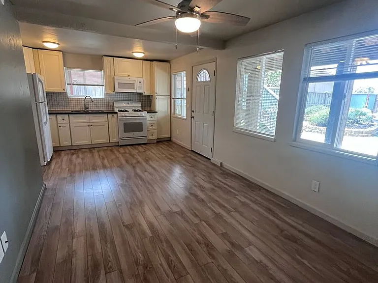 553-557 Silver Strand Blvd — Photo 4