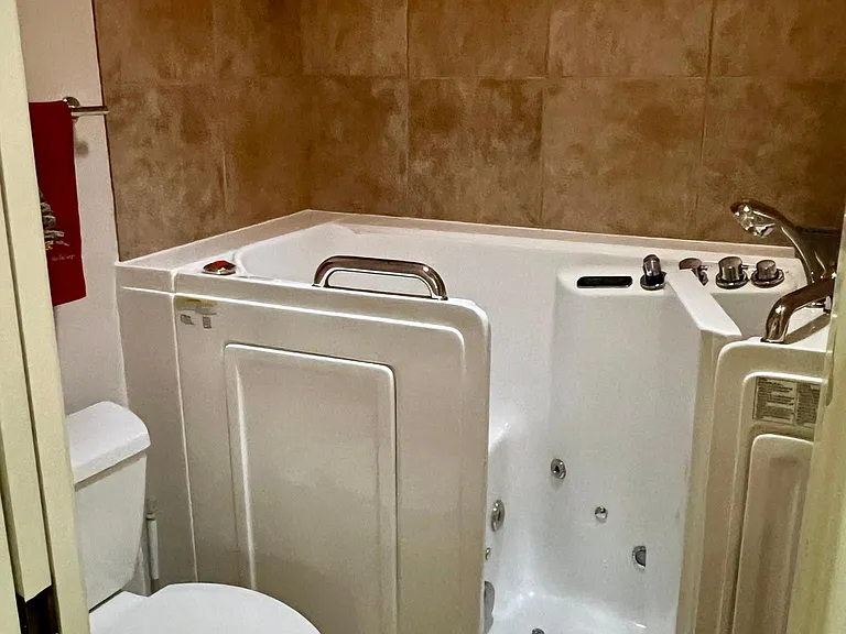 Walk-in senior Jacuzzi tub w/ hand held shower