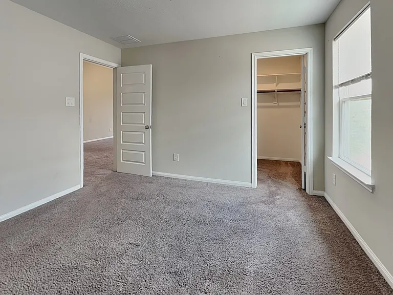 Spacious living room with neut