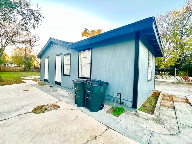 104 E Fowler Ave — Photo 4