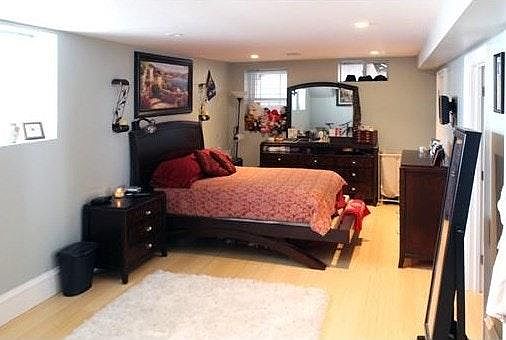 Master bedroom w/ walk-in closet