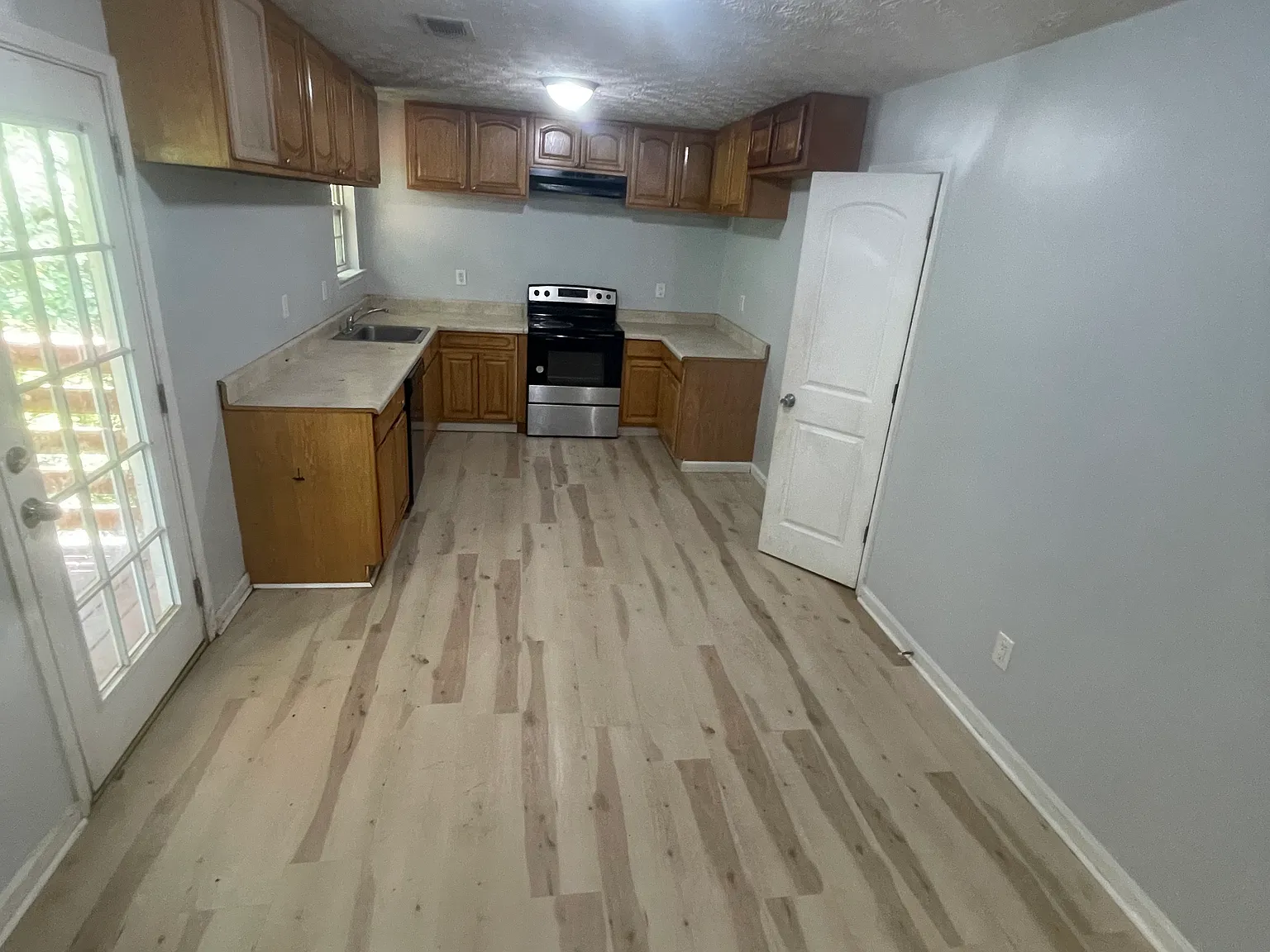 5 bed, 2088 sqft, $1,900 — Photo 2