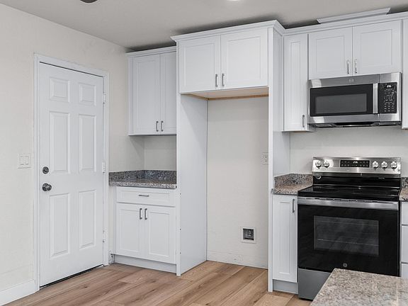 5th image of 21 Tamarack Dr