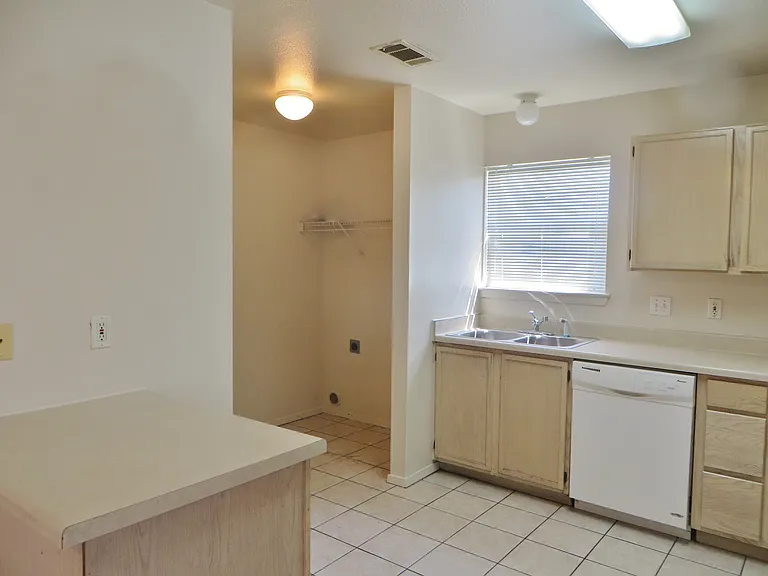 2216C Katy Ln — Photo 6