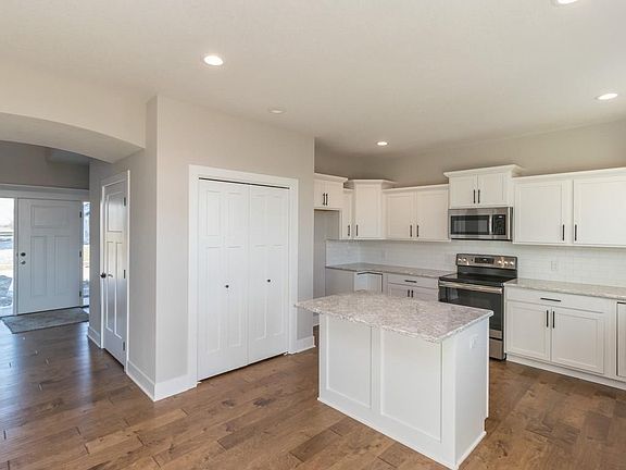 4th image of 2530 SE Willowbrook Dr