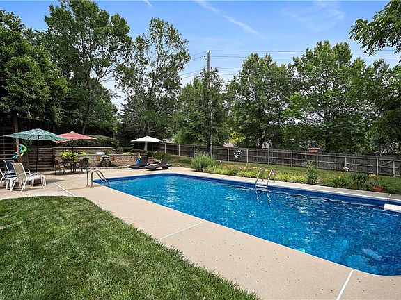 3rd image of 301 Camelot Dr
