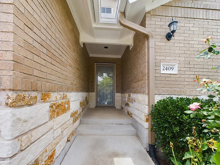 2409 Brook Crest Way — Photo 4