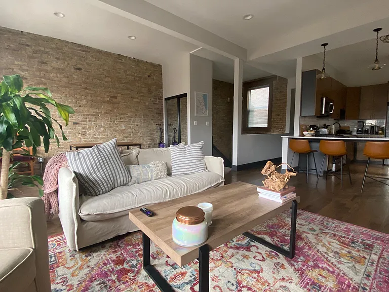 915 W Addison St #3 — Photo 1