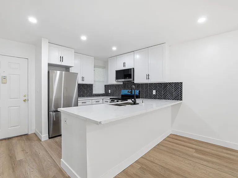 Encino Country Club Apartments — Photo 53