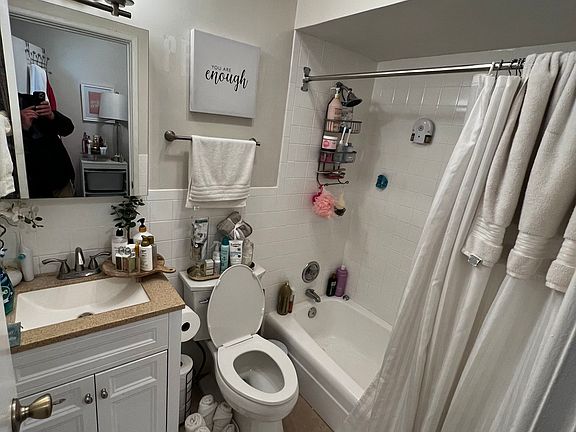 5th image of 1441 W Howard St APT 215