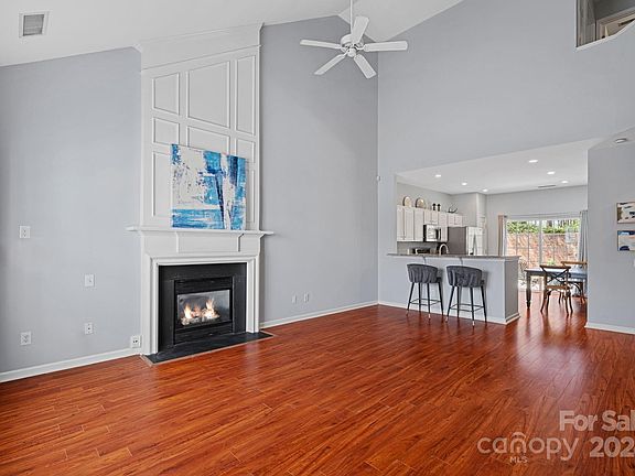 3rd image of 6942 Beverly Springs Dr