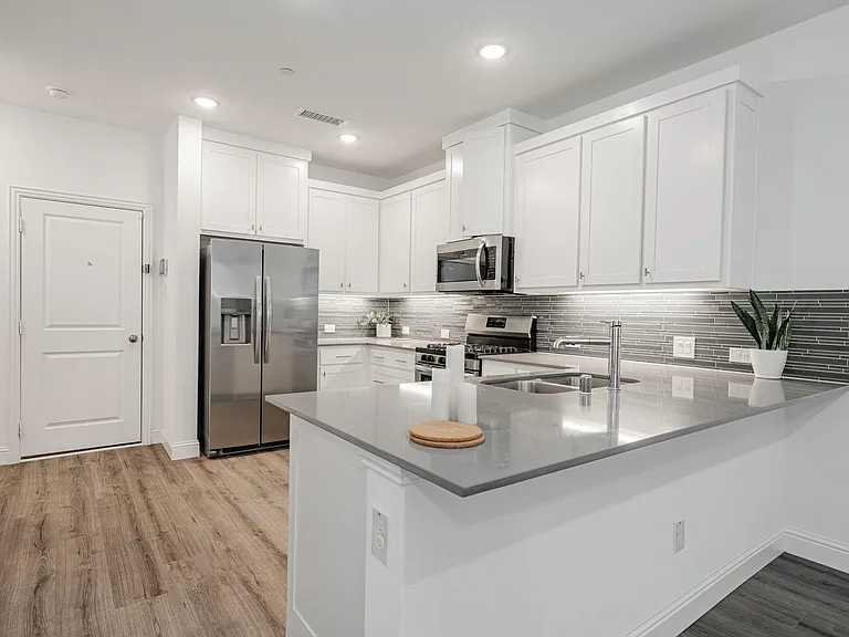 537 Parkside Dr — Photo 6