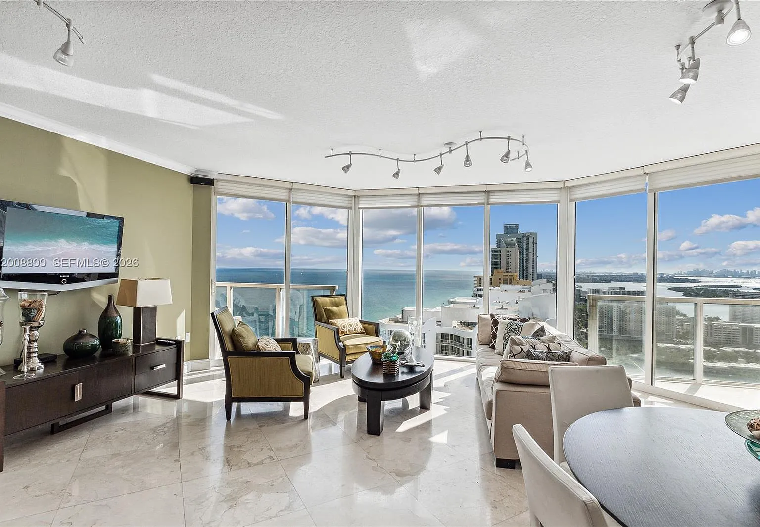 La Perla Condo — Photo 3
