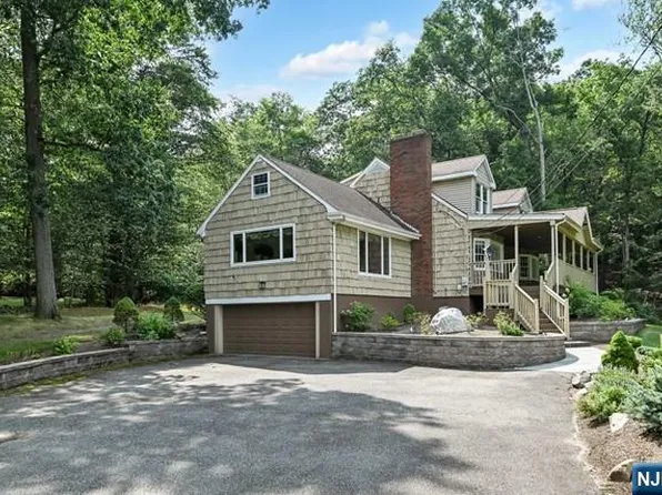 151 Overlook Dr, Woodcliff Lake, NJ 07677