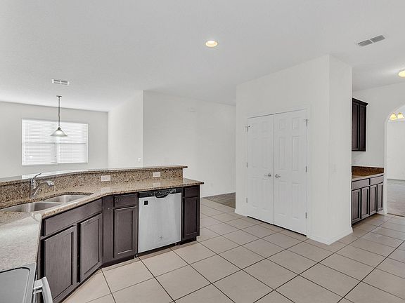 5th image of 699 Cavan Dr