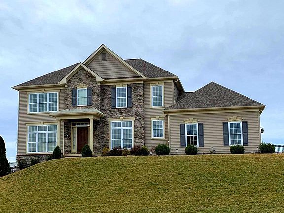 3rd image of 8 Hoffman Dr