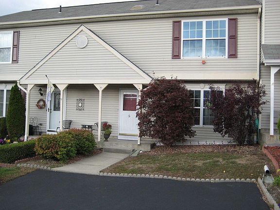 3 bedroom spacious townhouse