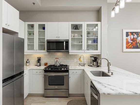 4th image of 200 Manufacturers Rd APT 707