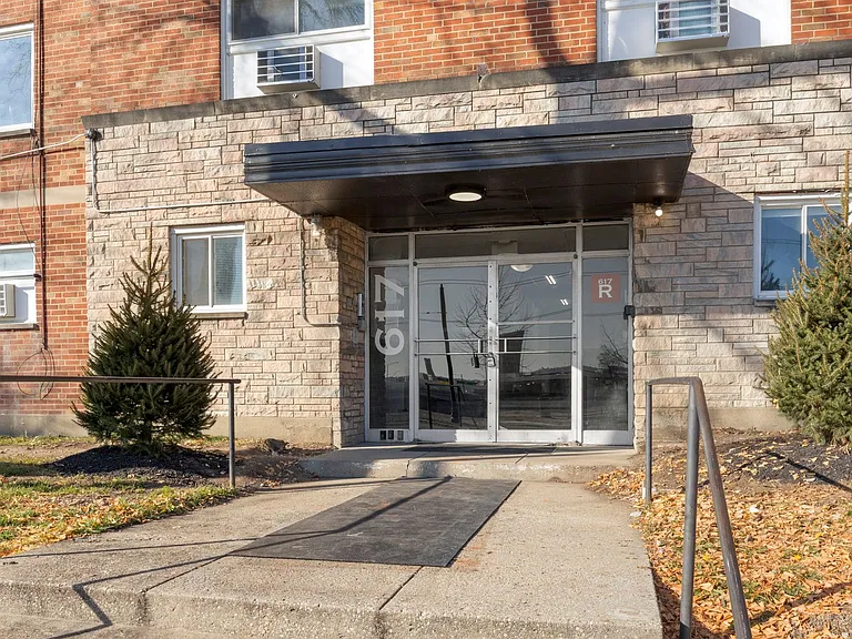 617 W Riverview Ave — Photo 4
