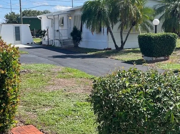 2095 Flowers Dr, Fort Myers, FL 33907