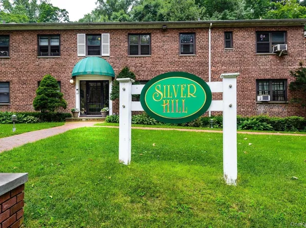 331 Main St APT B, Roslyn, NY 11576
