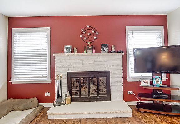 5th image of 157 E Division St