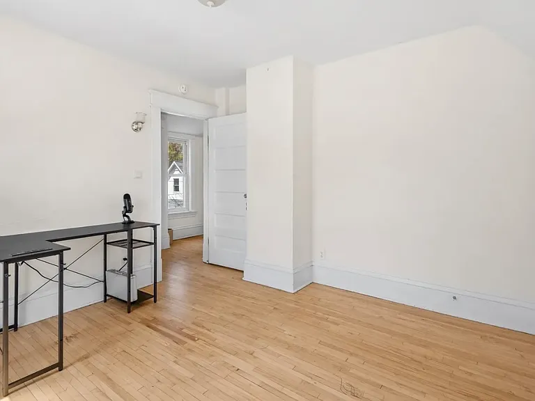319 Earl St — Photo 4