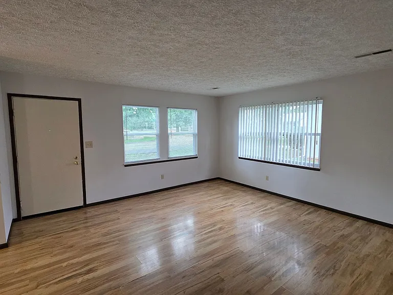624 W Lois St — Photo 4