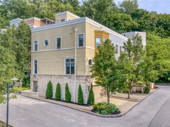 2011 Villa Carabelli Dr, Cleveland, OH 44106