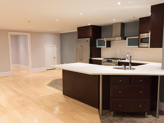 Living Room & Breakfast Bar