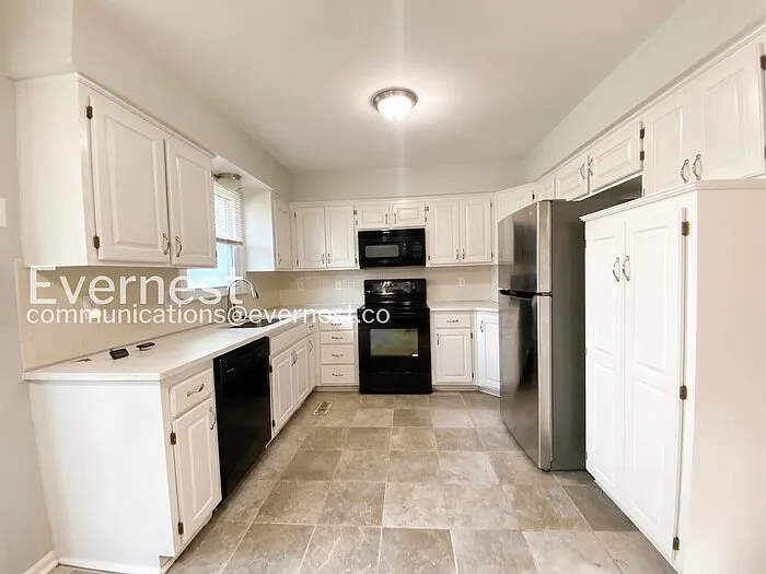 1104 E Pineview St — Photo 5