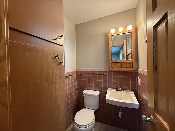 4th image of 419 Adams St #100