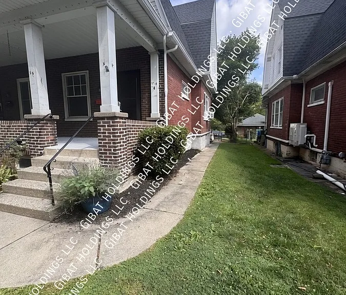 1718 Elm St — Photo 2