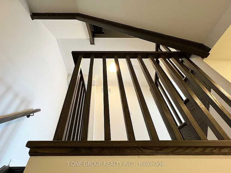 90 Honeycrisp Cres #Townhouse 362 — Photo 7