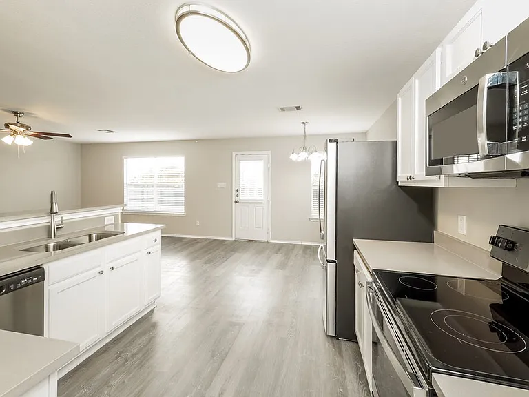 411 Saul St — Photo 7