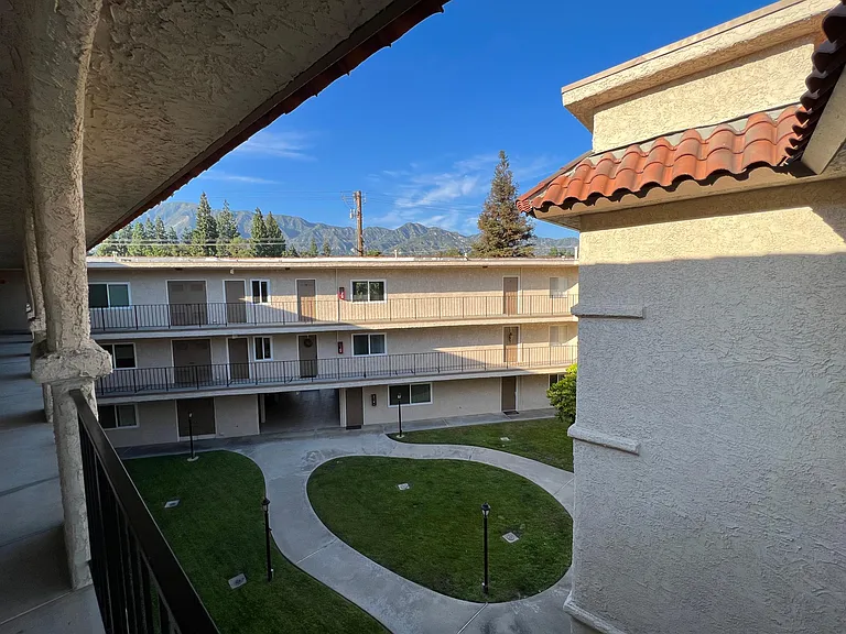 3010 Montrose Ave #29 — Photo 34