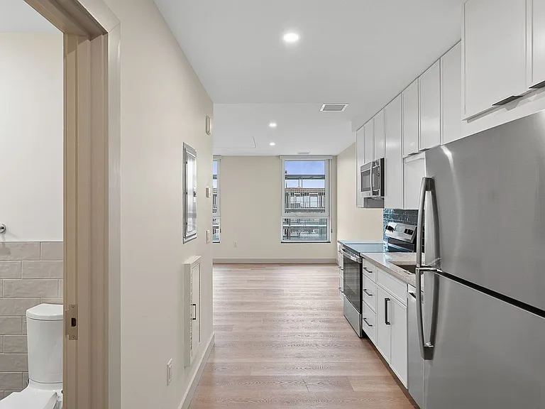 Bank Street Apartments at Burlington Square — Photo 15