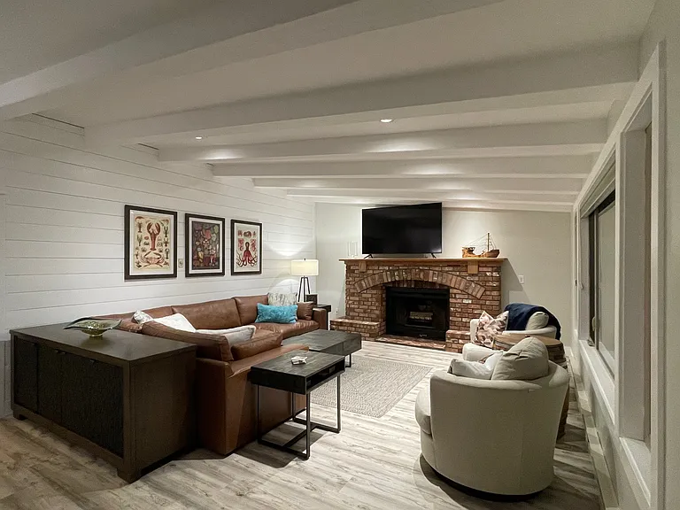 NW Oceania Dr — Photo 9