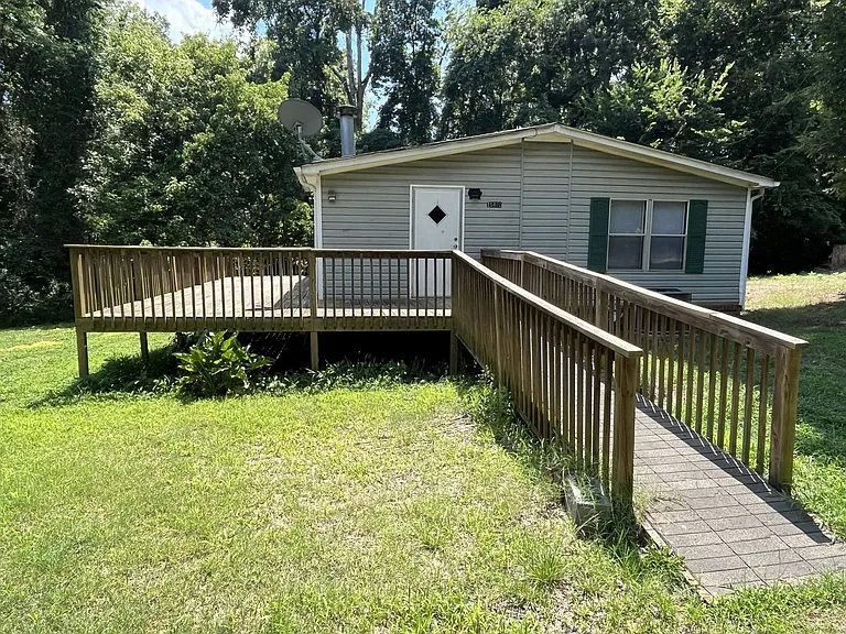 15422 Sharpe Rd — Photo 2