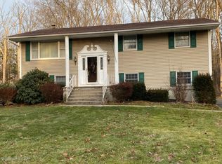 8 Yorktown Rd, Mountain Top, PA 18707