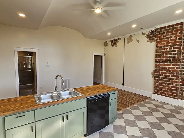 33 N Main St #4 — Photo 3