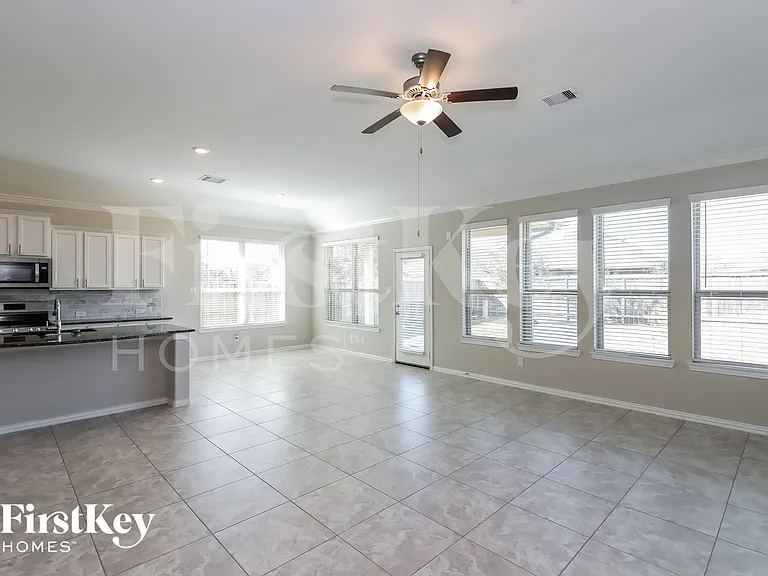 6406 Wolf Run Dr — Photo 3