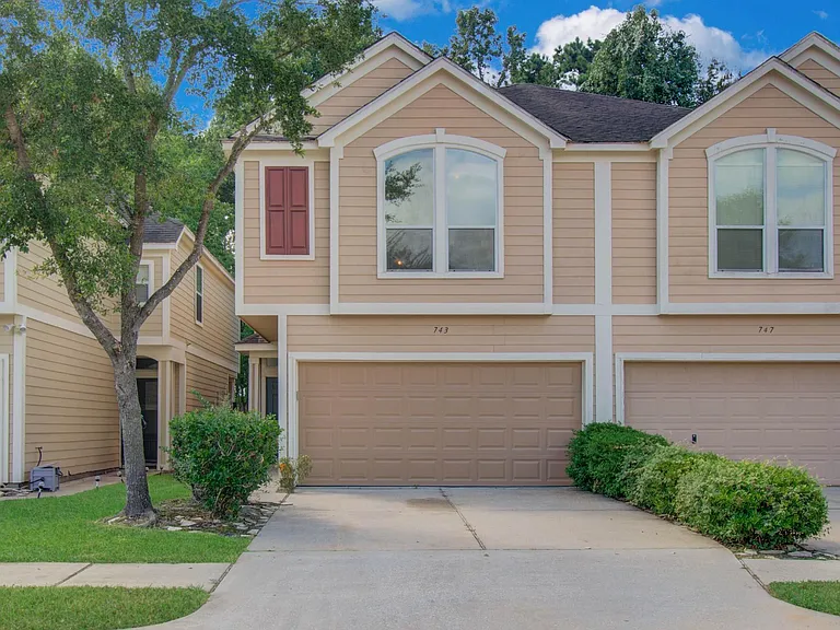 743 Hallsleigh Ln — Photo 1
