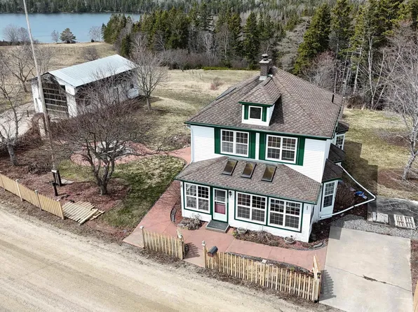 460 Red Point Rd, Victoria, NS B2C 1G4