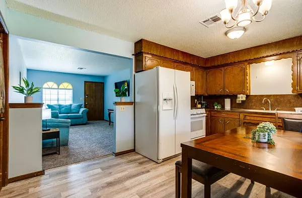 3 bed, 957 sqft, $1,150 — Photo 3