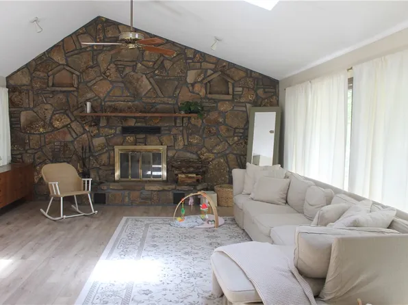 35 Dove Ln, Holiday Island, AR 72631