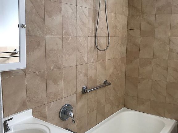 5th image of 4142 50th St APT 3B