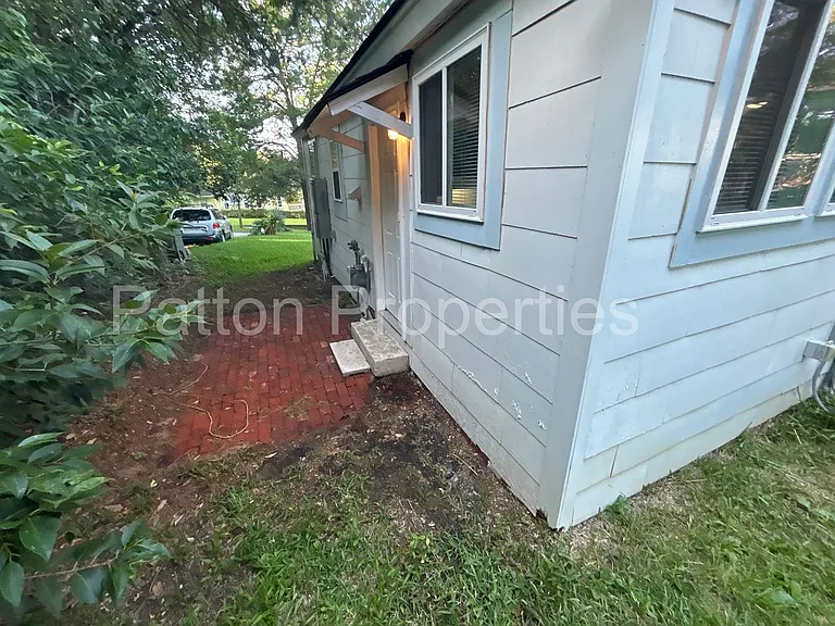 902 Pine St — Photo 12